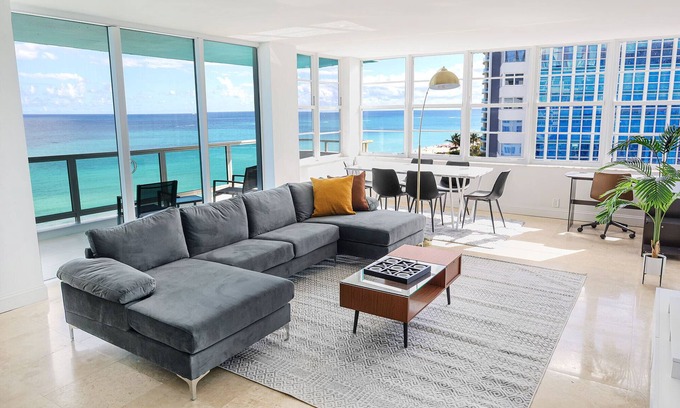 Miami Beach Apartamento | 2bd Oceanfront Master Ste OceanView w/balcony, Pool, nearby dining, beach access