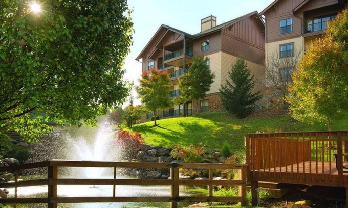 Sevierville Complejo | 2Bed/2Bath - Smoky Mountains Retreat! Gorgeous Views, Pools, + More!