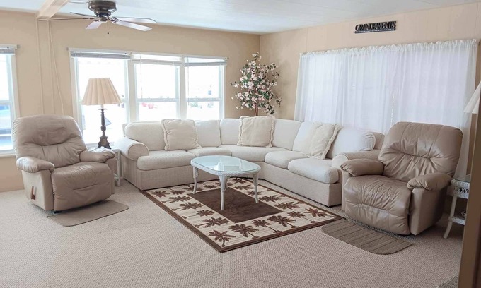 Venice Casa | 2bedroom 2 bath home with great amenities and location