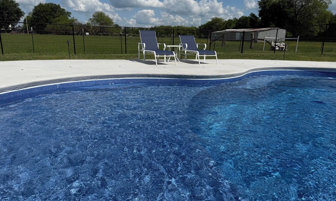 Joplin Casa | Brand New Guest Suite! 2BR, 1BA. Hot Tub Year Round, Seasonal Heated Pool!