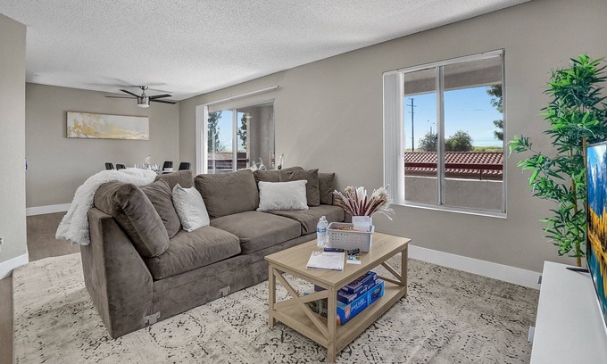 Colton Apartamento | 2BR/2BA Cozy Queen Apartment with Balcony