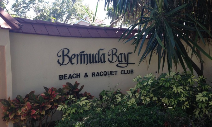 Bayview Condominio | 2 BR 2 BA unidad de arriba en la playa privada!