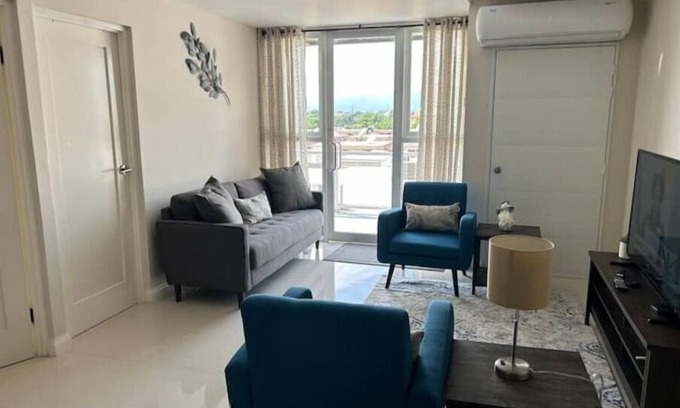 Portmore Apartamento | 2BR 2Bth: XL Balcony, 3 beds-Sleeps 5, Adult & Kiddie Pools, 24-hour security