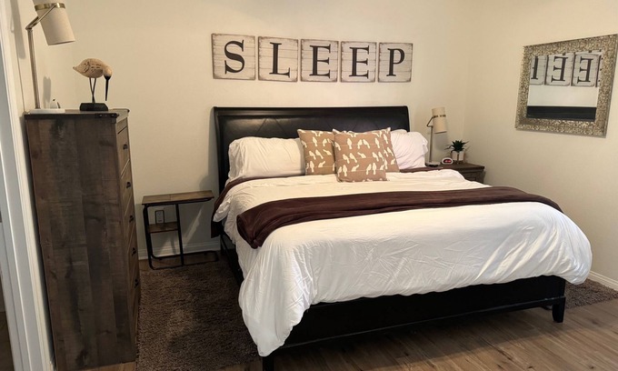 Mesquite Condominio | ¡NUEVO LISTADO! 2BR + 2 baños completos, unidad final, planta baja, vista espectacular!