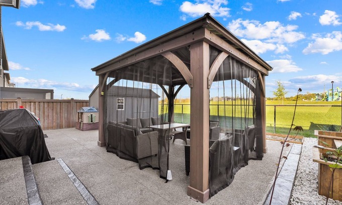 Hamilton Apartamento | 2BR Basement Suite with Fireplace & Central A/C