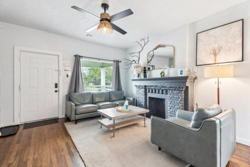Miller Casa | 2br Bungalow Plaza & Uptown Private Yard #09