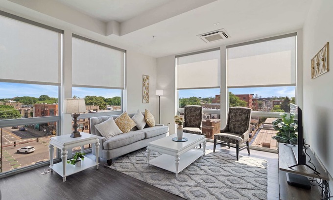 Palmer Square Apartamento | 2BR City Loft: Sweeping Glass Views
