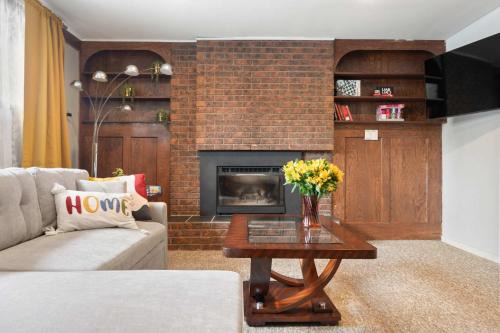 Northwest Calgary Casa | 2BR Cozy Suite w Fireplace! FREE Banff Pass, Parking, Netflix! Enjoy Yoga Classes or Plan Your Golf Trip!