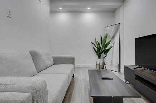 Cote-Des-Neiges—Notre-Dame-De-Grace Apartamento | 2BR Escape Sleek Stay in NDG MTL