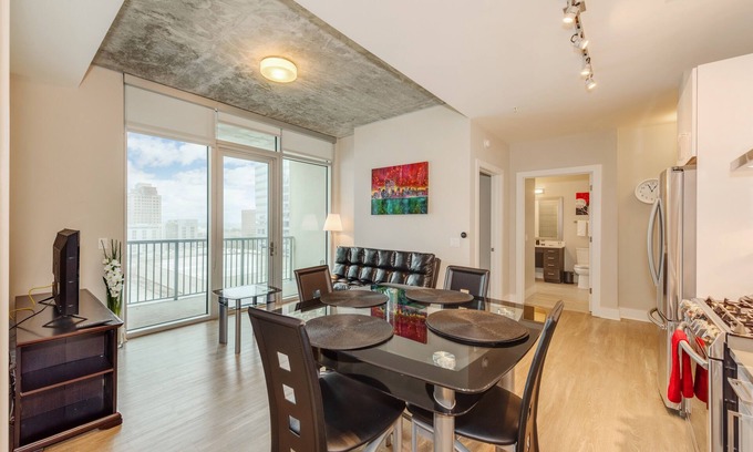 Second Ward Apartamento | 2BR Furnished Apartment near Convention Center by RedAwning