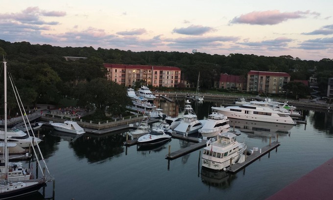 Harbour Town Complejo | 2BR Hilton Head Villa (Harbour Town) July 4 getaway for family & friends.