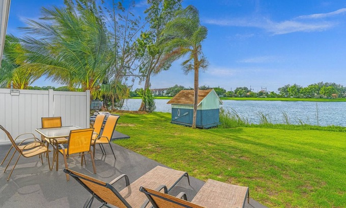 Davie Casa | 2BR Lakeside Getaway - Peaceful Waterfront Stay