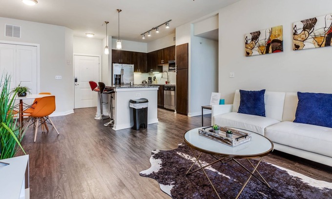 West Congress Apartamento | 2BR Modern SoCo CozySuites w/ 2 Pools! #08