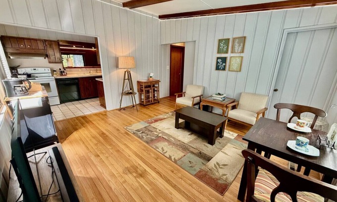 Winston - Salem Casa | 2BR Quiet Cottage- Walk to Wake Forest University