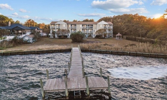 Manteo Condominio | 2BR Sound-view condo near attractions w/balcony