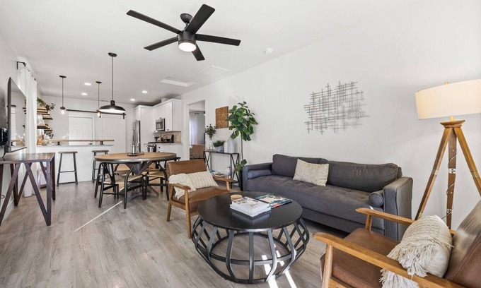 Central Sacramento Casa | 2BR Urban Retreat w/ Netflix & Laundry, near DT Sac