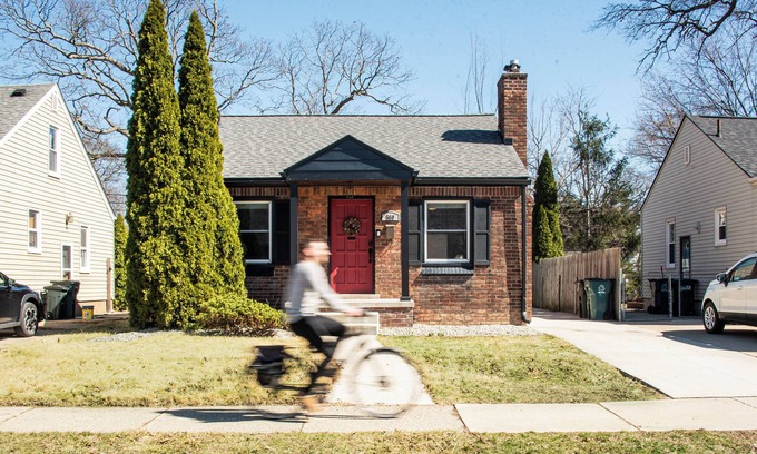 Ferndale Casa | 2BR with Pretty Art and Cinema Reclining Couches