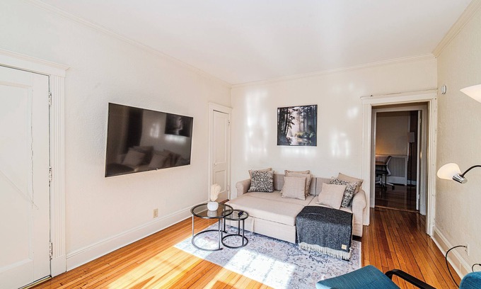 Coolidge Corner South Side Apartamento | 2min->Coolidge&GreenT/King Bed/Full Kitchen/Arcade