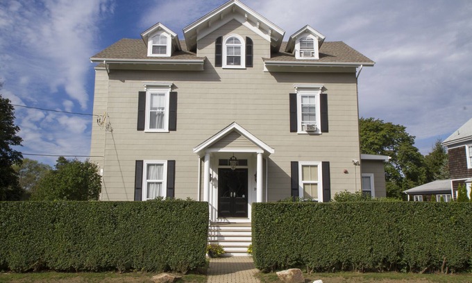 Fifth Ward Apartamento | 2nd Flr Unidad 2 dormitorios en finca histórica en Coggeshall Ave cerca de Newport Mansión