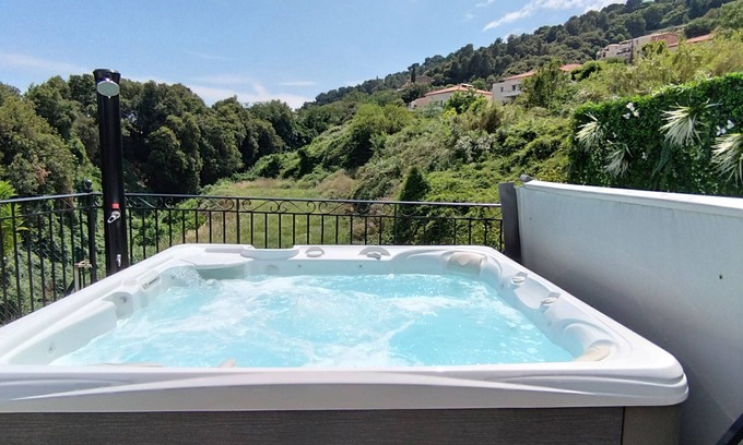 Montaleigne Apartamento | 2p with private jacuzzi in lower villa surrounded by greenery, near Nice