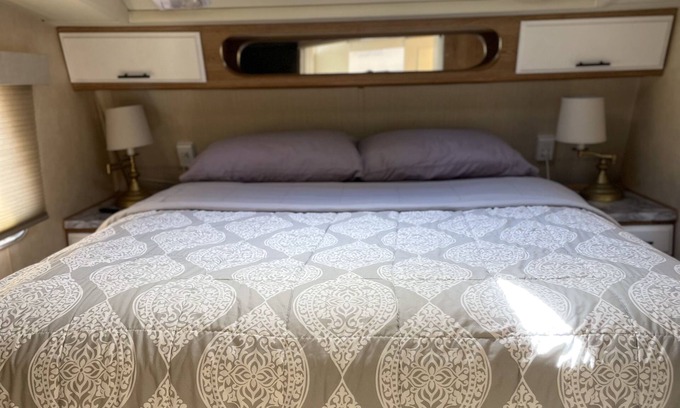 Moreno Valley Casa | 2RV/Stunning and comfortableCamper/ private/ freeparking/ internet and Netflix