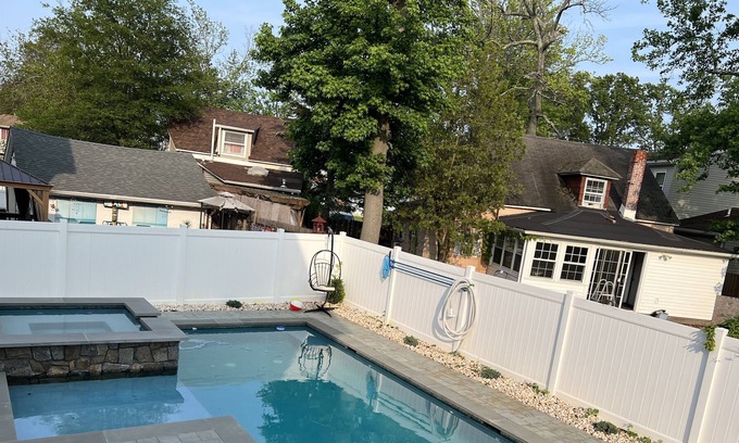 Keansburg Casa | 3.5 blocks to beach Heated pool and spa Great for families and kids Sleeps 15
