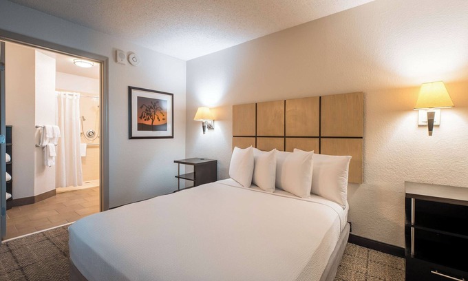 Fossil Creek Hotel | 3 Affordable Suites w/ Outdoor Grill & Cozy Atmosphere Near Airport