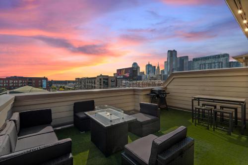 Downtown Dallas Apartamento | 3 BD Townhome w Rooftop Terrace w Free Parking