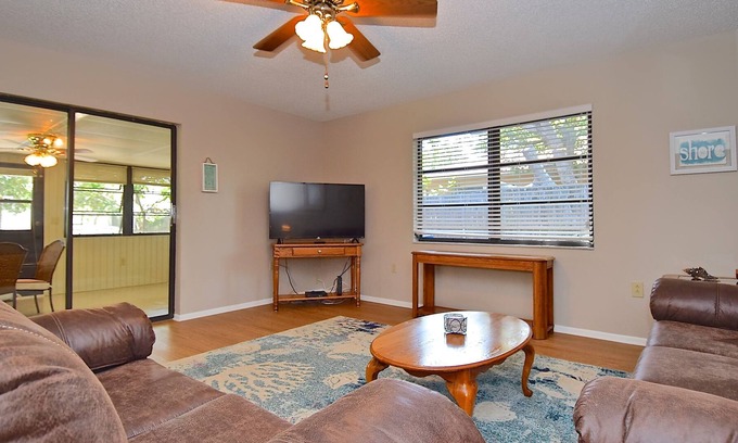Lake Sarasota Casa | 3 BDRM 2 BTHRM House w/ Heated Pool - close to everything in Sarasota