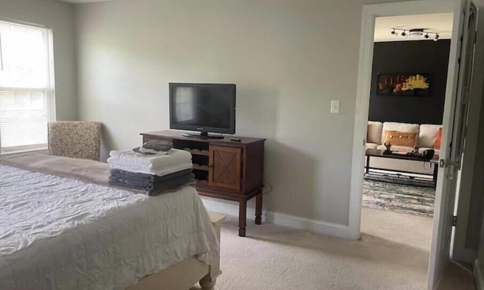 Charlotte Casa | 3 Bdrm Hideaway with Garage