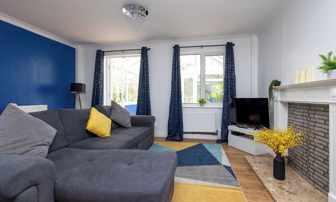 Stanley Casa | 3 Bed 1 Bath - Free Parking | Self Check-in | WiFi | Smart TV | Garden
