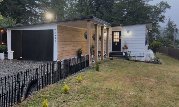 Coos Bay Casa | 3 Bed-2 Bath Home-Hot Tub, Workout & Game Room, Tree Fort, WiFi, Views