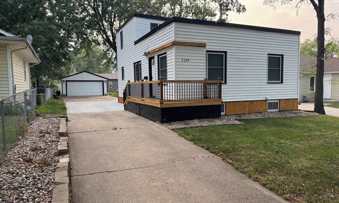 Sioux Falls Casa | 3 bed 2 bath modern style home! Walk to Avera and close to Downtown.