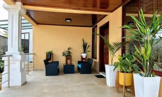 Monrovia Villa | 3 Bed/3.5 Bath (Tayla)