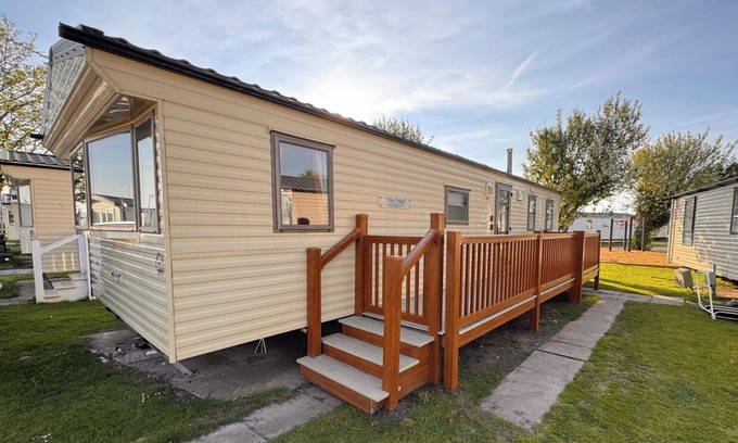 Towyn Chalet De Esquí | 3 Bed Caravan - Side gated decking, WiFi, Pets