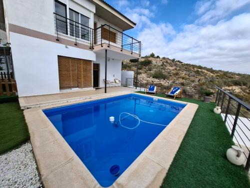 Chiva Chalet De Esquí | 3 Bed Chalet-Pool-Pets-Hot Tub-Parking-Garden