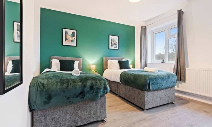 Cradley Casa | 3 Bed Contractor Friendly WIFI Lots Of Parking