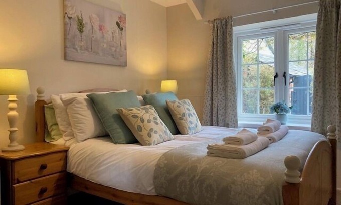 Holsworthy Cabaña | 3-Bed Cottage - Sleeps 5, Riverside, Hot Tub, Pets