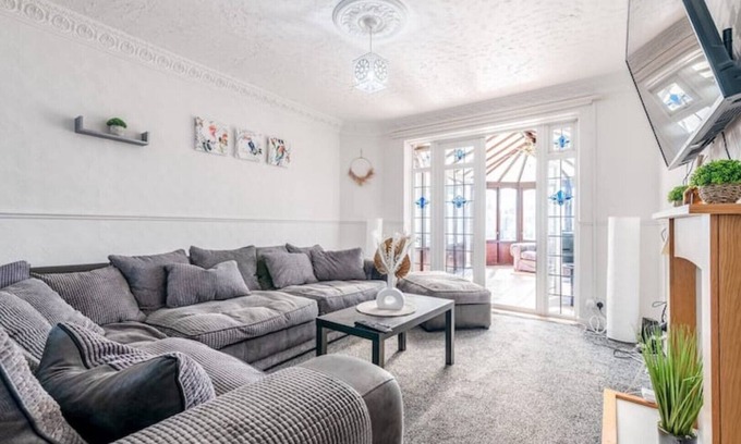Grays Casa | 3-Bed House Near Lakeside Mall | Free Parking