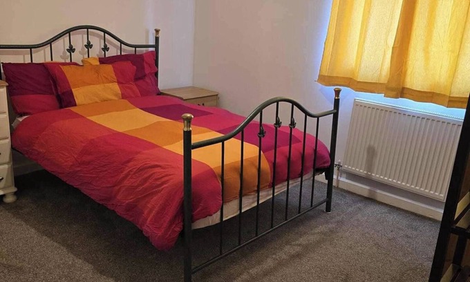 Bletchley Casa | 3 Bed House- Sleeps 6 - Parking - Wifi