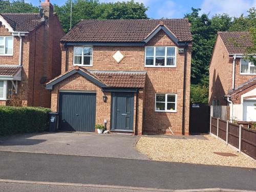 Uttoxeter Casa | 3 Bed House - Sleeps 5 - Pets - Parking