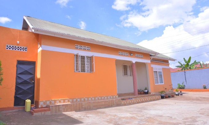 Kampala Casa | 3 Bed House - Sleeps 8 Wifi Parking Pets