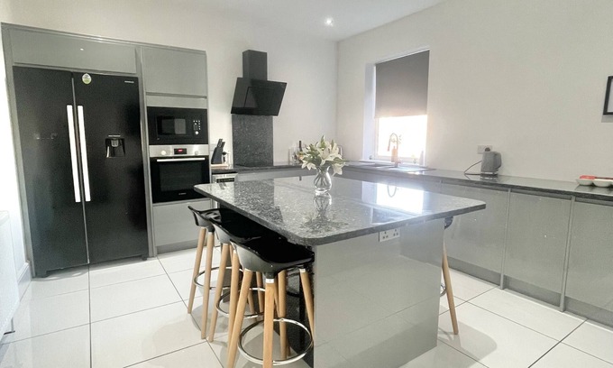 Chapeltown Apartamento | 3 bed large modern House/apartment-Free parking