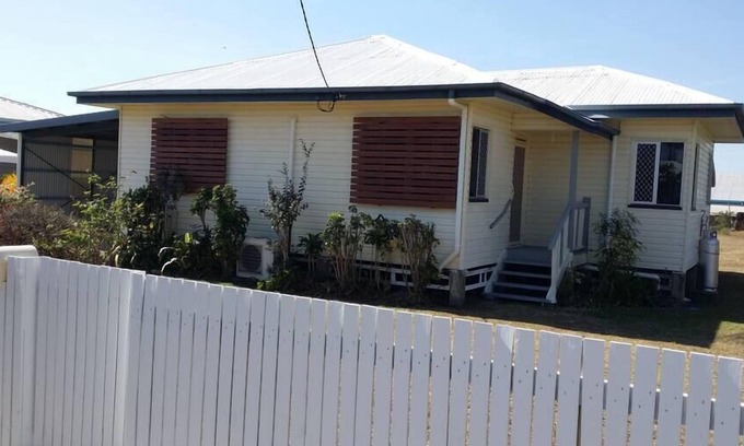 Garbutt Casa | Walk to airport 3 bed home netflix self check in