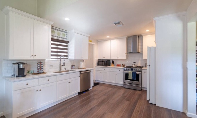 Glendora Casa | 3 Bedroom- 2.5 Bath. Safe and Clean Neighborhood.