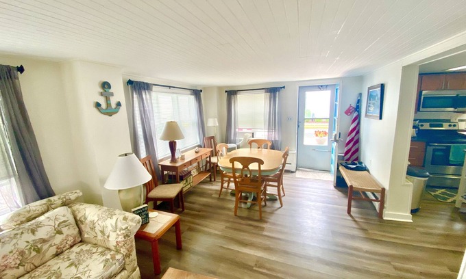 Gold Coast Condominio | 3 Bedroom 2 Bath Ground Floor Condo on Beach Block