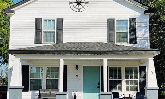 Pembroke Casa | 3-bedroom 3 bathroom house with full kitchen in charming Pembroke with AC, WiFi.