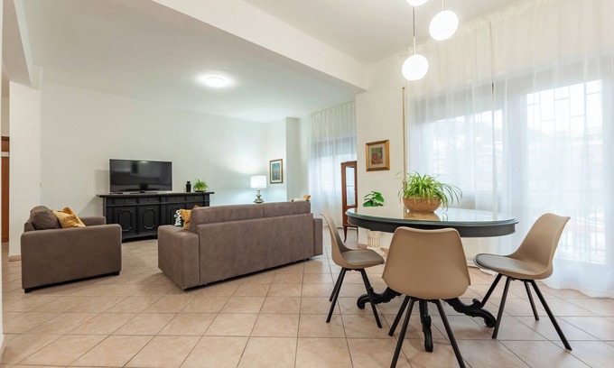Quartiere XXXIII Lido di Ostia Ponente Apartamento | 3-bedroom apartment in awesome Lido di Ostia with AC, WiFi