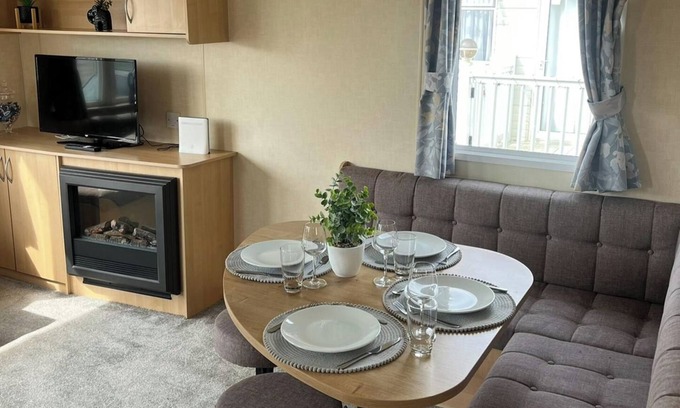 Clacton-on-Sea Cabina | 3 Bedroom Caravan - Sleeps 8 - Parking, Wifi, Pool