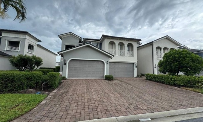 Estero Condominio | 3-bedroom condo in fabulous Estero. Clubhouse with fitness room,pool,and jacuzzi